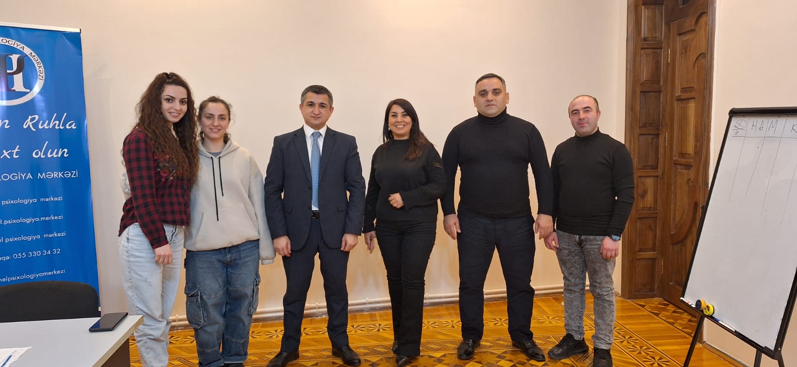 İlkin Bağırov tələbələrlə şəkil çəkdirib 