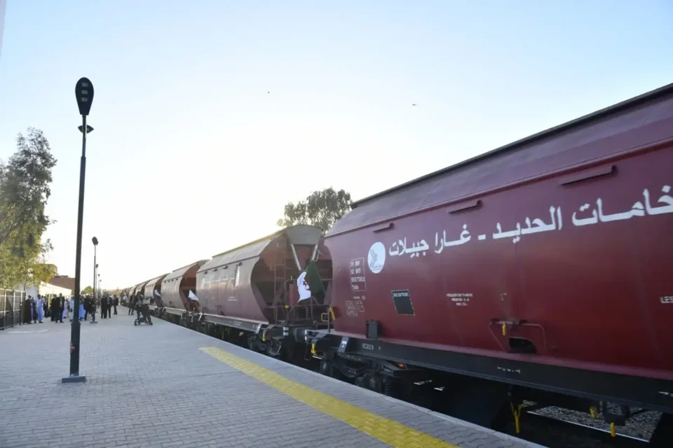 Əlcəzair dəmir yolu, Afrikada ilk səhrа dəmir yolu, ağır yük daşımaları, Sahara səhrası layihələri, Çin-Əlcəzair əməkdaşlığı, mədənçilik infrastrukturu, Afrika nəqliyyat layihələri