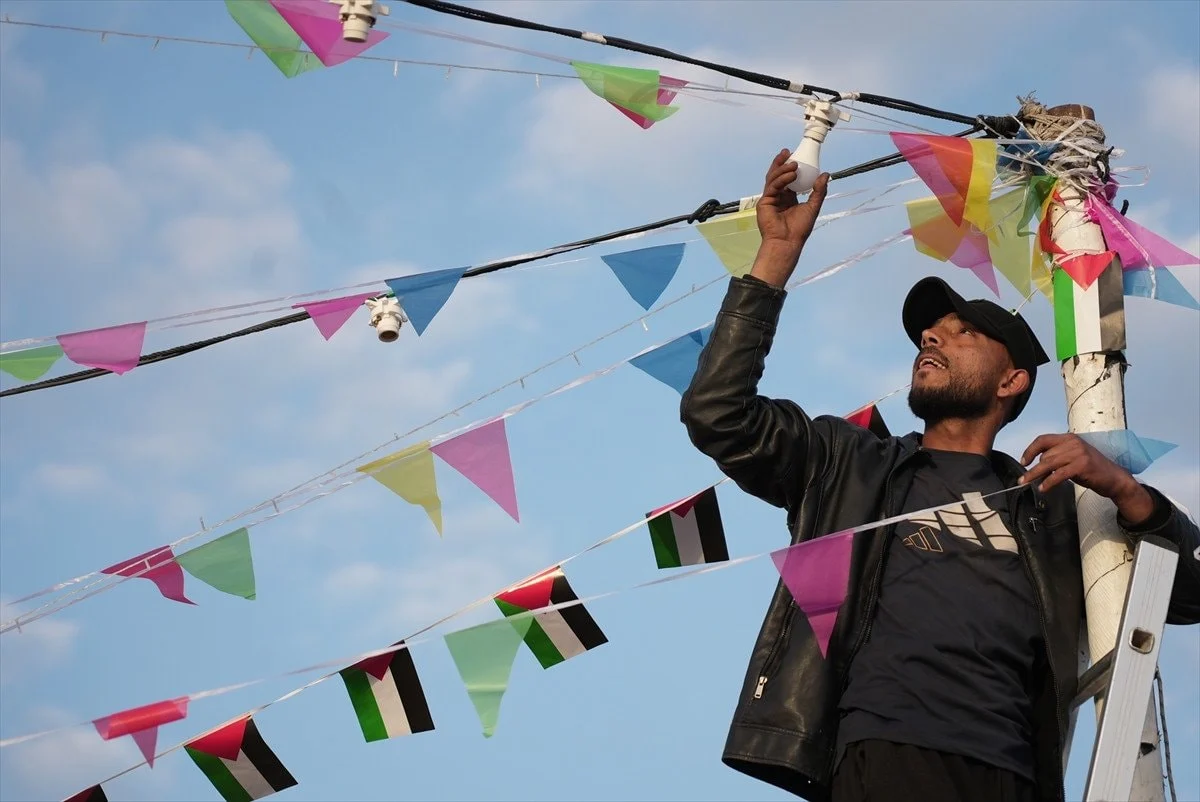 Qəzza Ramazan hazırlığı, Xan Yunus Necat düşərgəsi, Fələstin çadır həyatı, Qəzza mühasirə xəbərləri, Qəzzada humanitar böhran, Ramazan fənərləri, Fələstin qaçqın düşərgəsi, Qəzza müharibəsi, İsrail hücumları Qəzza, Fələstinlilər Ramazan ayı, Qəzzada iftar hazırlığı, Rəfahdan köç, Qəzzada uşaqların həyatı, Qəzza xəbərləri 2026, Fələstin bayraqları Ramazan