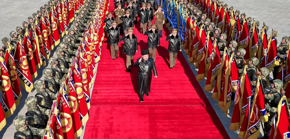 Kim Çen In, Şimali Koreya ordusu, Koreya Xalq Ordusu, Kursk vilayəti döyüşləri, Şimali Koreya hərbçiləri, Rusiya Kursk, KXDR Müdafiə Nazirliyi, Kim Çen In çıxışı, Yonhap xəbəri, KXDR bayraq mərasimi, Şimali Koreya 2026 planı, müdafiə gücləndirilməsi