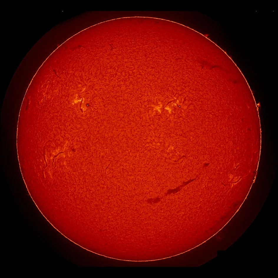 Günəş smaylik, Günəşdə maraqlı hadisə, Günəş protuberansı, Günəş aktiv zonaları, Günəş diskində görüntü, kosmik astronomiya, Günəşin səthində smaylik, Rusiya Kosmik Tədqiqatlar İnstitutu, Günəş müşahidəsi, Günəş teleskop müşahidəsi, elmi xəbərlər