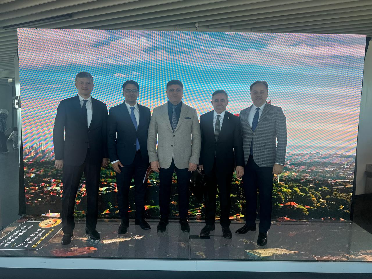 Xəzər Universiteti xəbər, Əlövsət Əmirbəyli TESİAD, TESİAD iclası İstanbul, Çamlıca Qülləsi tədbir, Türkiyə iqtisadiyyat müzakirəsi, ABŞ İsrail İran savaş təsiri, beynəlxalq iclas İstanbul, Azərbaycan nümayəndə heyəti, biznes forum Türkiyə, İstanbul son xəbərlər