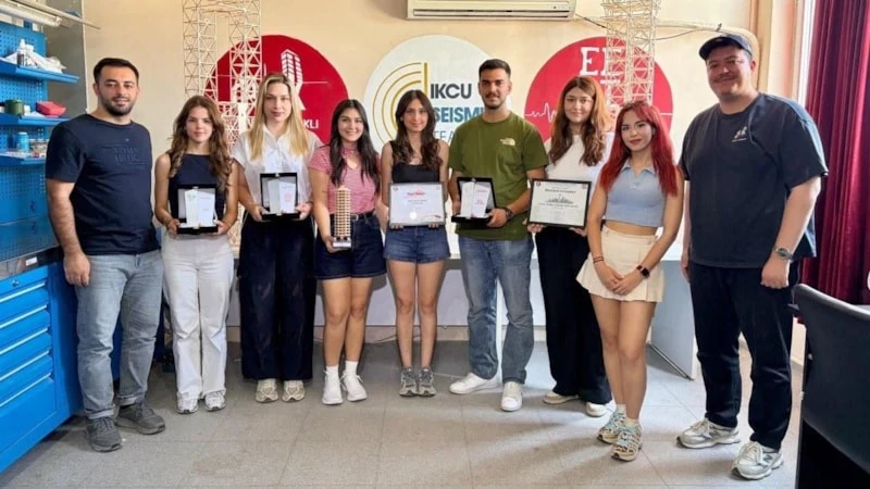 Türkiyəli tələbələr, zəlzələyə davamlı bina, dünya çempionu, İzmir Katip Çələbi Universiteti, EERI SDC 2026, zəlzələ mühəndisliyi, mühəndislik tələbələri, Portland yarışması