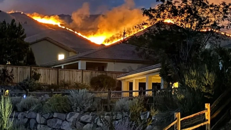 ABŞ-da meşə yanğını, Nevada yanğını, Reno meşə yanğını, təxliyə xəbərdarlığı, 42 min nəfər, meşə yanğınları, ABŞ təbii fəlakət, Nevada fövqəladə vəziyyət