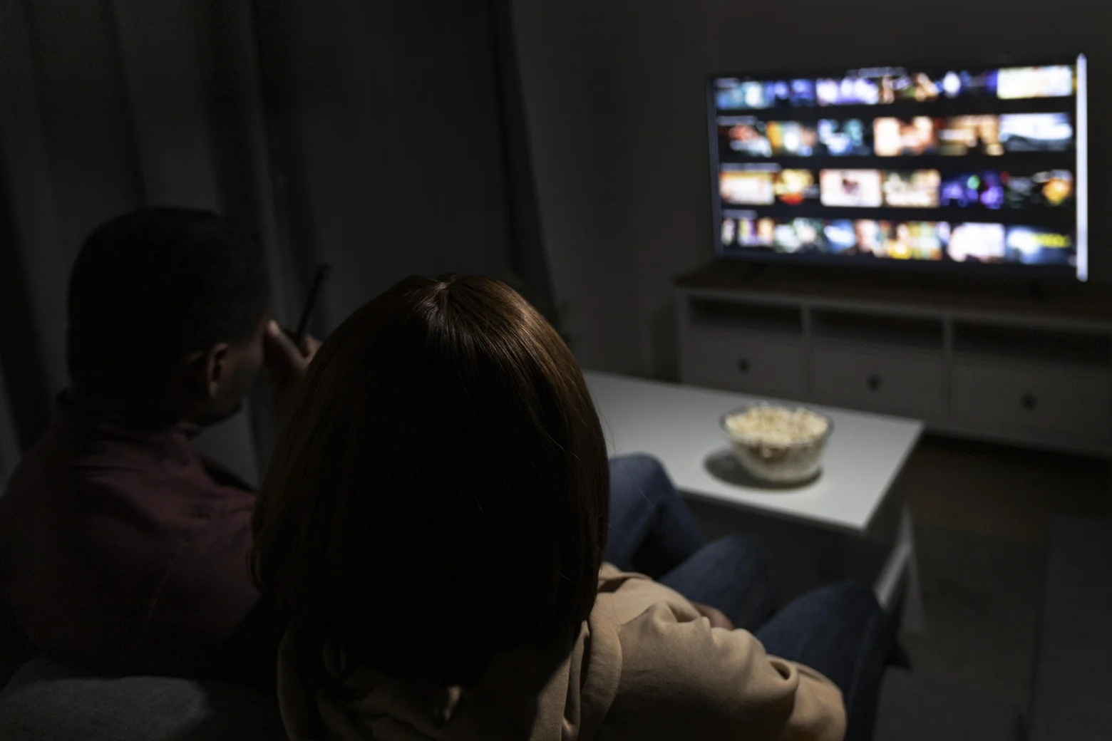 qaranlıqda televizora baxmaq, televizor gözlərə zərərlidirmi, göz yorğunluğu, televizor izləmək, göz sağlamlığı, ekran qarşısında göz yorğunluğu, qaranlıq otaqda televizor, ekran parlaqlığı