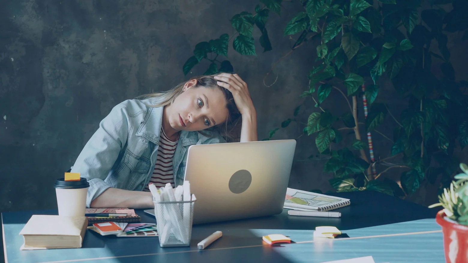 psixoloji yorğunluq, informasiya yüklənməsi, smartfon, bildirişlər, diqqət dağınıqlığı, stress, psixoloq, rəqəmsal asılılıq