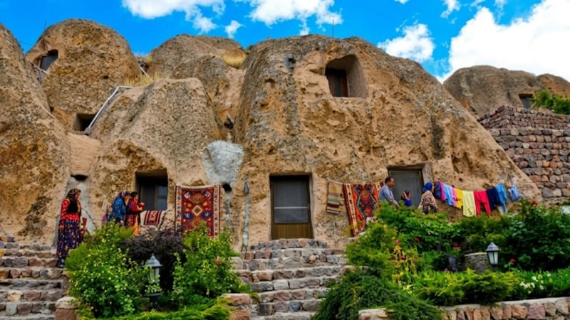 Kandovan kəndi, İran, Təbriz, qayalıq evlər, vulkanik qayalar, qədim yaşayış məskəni, turizm, qeyri-adi kənd
