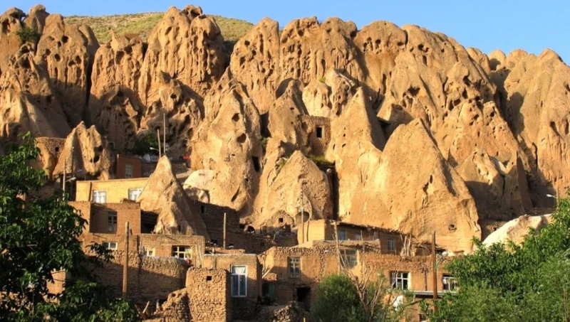 Kandovan kəndi, İran, Təbriz, qayalıq evlər, vulkanik qayalar, qədim yaşayış məskəni, turizm, qeyri-adi kənd