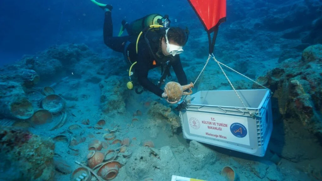 2100 illik qab-qacaq, Aralıq dənizi, Antalya arxeoloji qazıntıları, qədim Rosos, sualtı arxeologiya, Roma dövrü, qədim keramika, batmış ticarət gəmisi