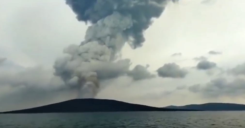 Anak-Krakatau, İndoneziya vulkanı, vulkan püskürməsi, vulkan külü, Cakarta hava limanı, uçuşların ləğvi, təbii fəlakət, İndoneziya xəbərləri