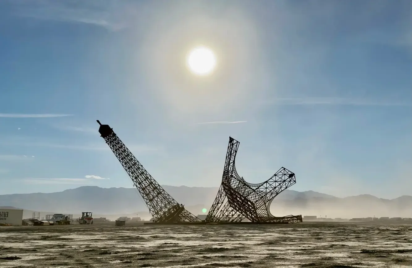 Burning Man, Eyfel qülləsi, Eiffela Broken Dream, Nevada səhrası, sənət əsəri, Filipp Məndron, qeyri-adi layihə, ABŞ
