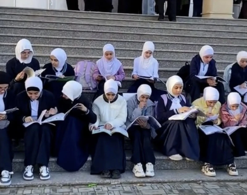 Azərbaycanda məktəbli forması, başörtülü şagirdlər, məktəb geyim qaydaları, hicab müzakirəsi, Nazirlər Kabinetinin qərarı, təhsil xəbərləri, dünyəvilik prinsipi, Bakı məktəbləri