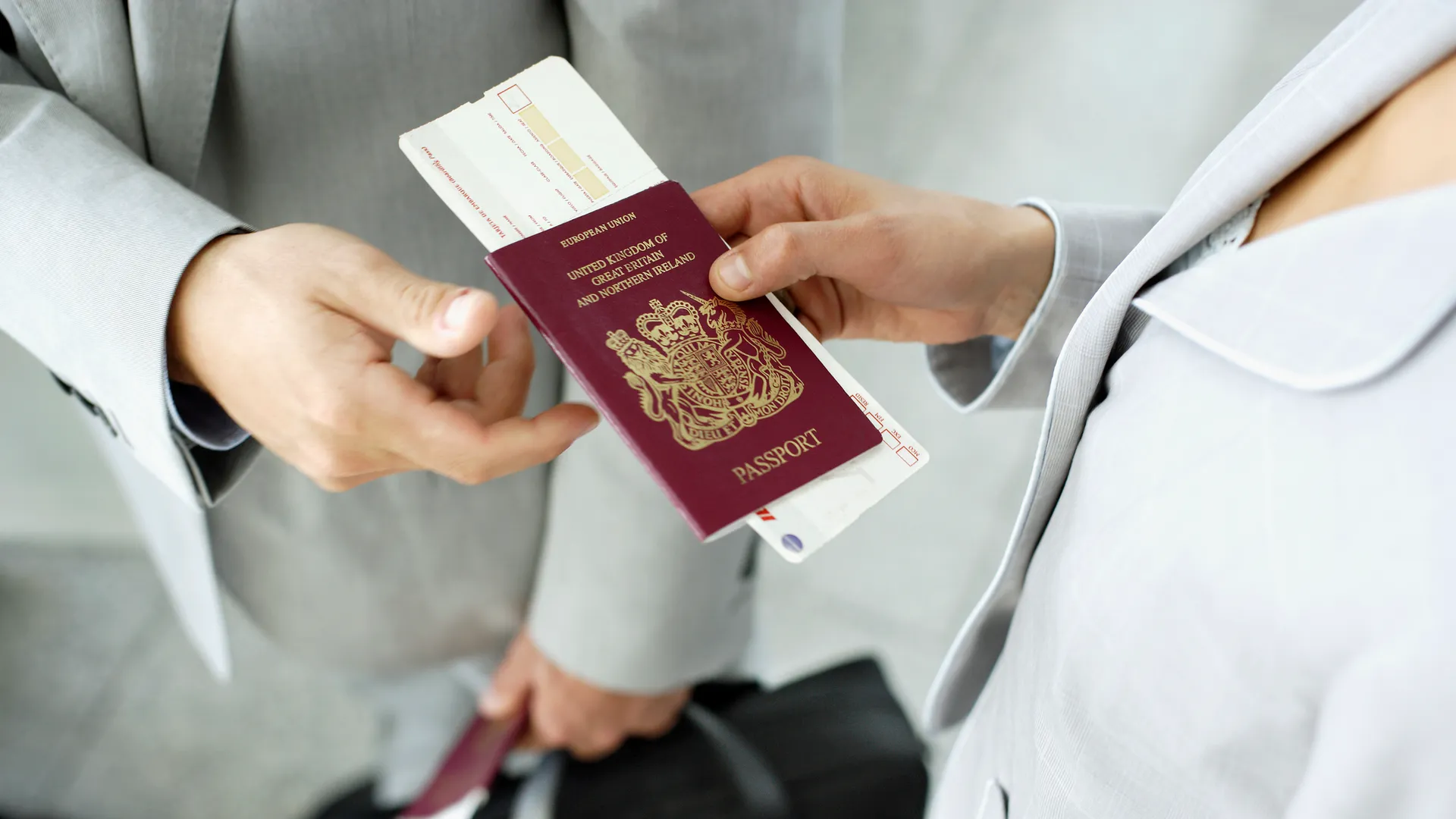 UK airport e-gates to become passport-free and contactless by early 2027